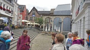 Reiseleiterin erklärt einer Besuchergruppe die Umgebung