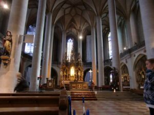 Blick durch das hohe gotische Kirchenschiff der Basilika St. Martin zum Hauptaltar