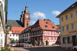 Marktplatz von Amorbach mit Kirche und Fachwerkhäusern