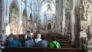 Salem: Besucher im Kirchenschiff des Münsters