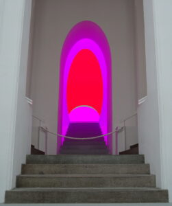 Farbenfrohe Installation im Treppenhaus des Museums