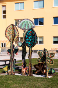 Filigrane Mosaikbäume als Kunstinstallation