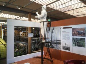 Nachgebildeter Hopfenpflanzer auf einer historischen Aufstiegshilfe