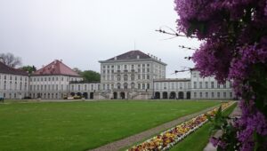 Blick über den Schlosspark auf Schloss Nymphenburg