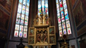 Goldener Altar mit bunten Glasfenstern