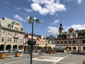 Historischer Stadtplatz mit bunten Bürgerhäusern und Laternenschmuck