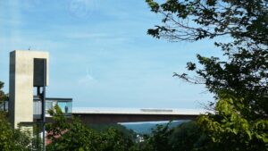 Über eine Brücke in Luxemburg-Stadt