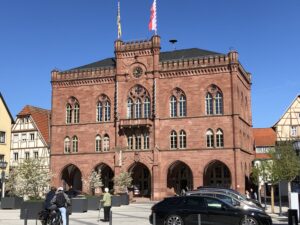 Neugotisches Rathaus aus rotem Sandstein