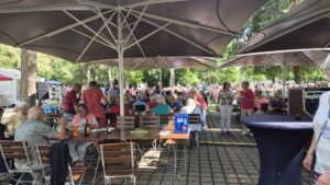 2025_Sommerfest - Die Gäste genießen den Nachmittag auf dem Festgelände.