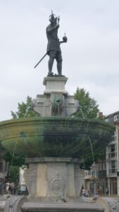 Bronzestatue Kaiser Karls des Großen auf dem Marktbrunnen