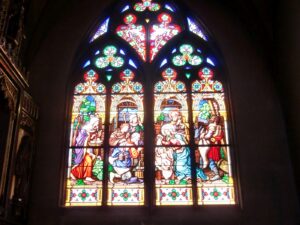 Ein farbenprächtiges Buntglasfenster in der Basilika St. Martin