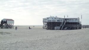 Restaurant Arche Noah auf Stelzen am Strand