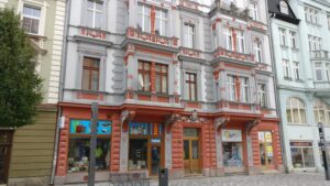 Kunstvoller Erker an einer historischen Fassade