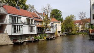 Wohnhäuser mit Terrassen direkt am Fluss
