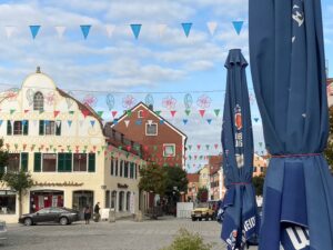 Wimpelketten über dem Marktplatz