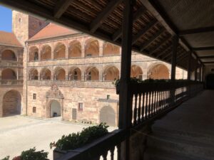 Überdachter Gang mit Blick in den Innenhof der Plassenburg