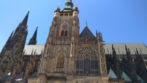 Turmuhr und Kupferdächer der Kathedrale