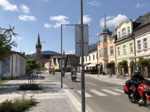 Belebte Einkaufsstraße mit Blick auf den Stadtkirchturm