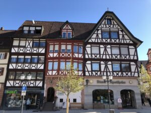Fachwerkfassade mit Apotheke im Erdgeschoss