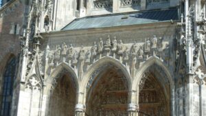 Das reich verzierte Hauptportal des Ulmer Münsters