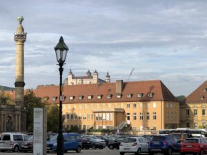 Die Residenz mit ihren großzügigen Freiflächen und barocken Formen