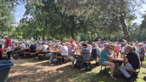 2025_Sommerfest - Sonniges Wetter sorgt für gute Stimmung.
