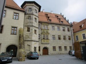 Der historische Innenhof des Kurfürstlichen Schlosses mit seinem markanten Treppenturm
