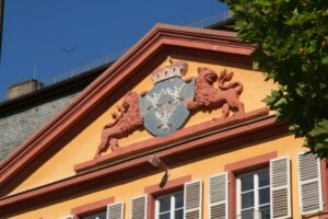 Wappenrelief an einer historischen Fassade