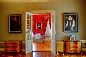 Blick durch mehrere Räume des Museums