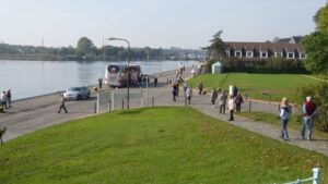 Spaziergänger an der Uferpromenade