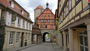 Historisches Spitaltor mit Blick auf die Altstadt von Crailsheim