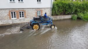 Spezialfahrzeug bei der Gewässerpflege