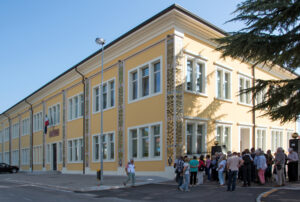 Reisegruppe vor einem historischen Schulgebäude