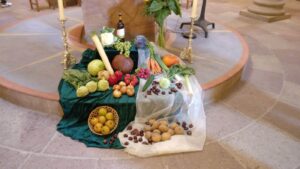 Ein liebevoll gestalteter Erntedankaltar mit Obst, Gemüse und Feldfrüchten