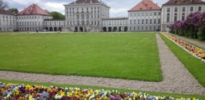 Schloss Nymphenburg mit Gartenanlage und Blumenbeeten