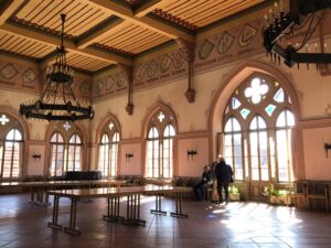 Festsaal mit Wappenfries und Kronleuchter