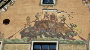 Historische Fassadenmalerei an einem Gebäude in der Ulmer Altstadt