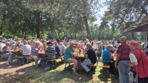 2025_Sommerfest - Das Sommerfest ist gut besucht.