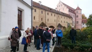 Die Reisegruppe bei der Führung durch den Rosengarten am Kurfürstlichen Schloss