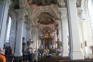 Innenraum der Abteikirche Amorbach mit barocker Ausstattung