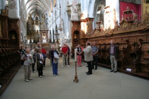 Salem: Reisegruppe vor dem geschnitzten Chorgestühl