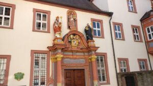 Das reich verzierte Barockportal eines historischen Gebäudes in Fulda