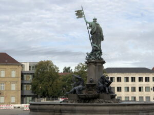 Der Frankoniabrunnen als markanter Blickfang auf dem Residenzplatz