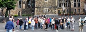 Touristengruppe auf dem Platz vor dem Rathaus