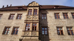 Reich verzierte Renaissancefassade im Innenhof des Kurfürstlichen Schlosses