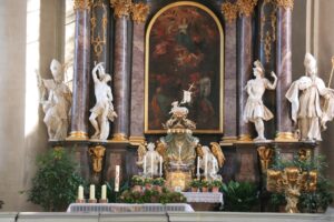 Barocker Seitenaltar mit Figuren und Altarbild