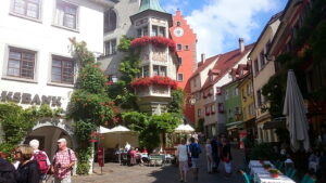 Meersburg: Gasse mit rotem Turm und blühenden Balkonen