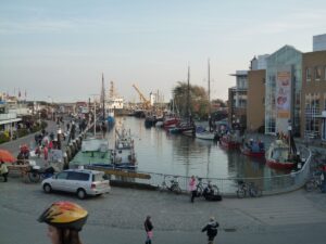 Fischerboote und Segler im Hafen von Büsum