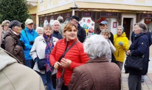 Porträt der Stadtführerin während ihrer Ausführungen