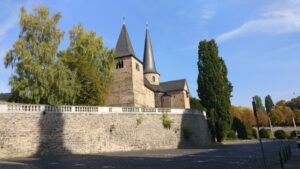 Die Michaelskirche mit ihrer alten Wehrmauer und den markanten Türmen